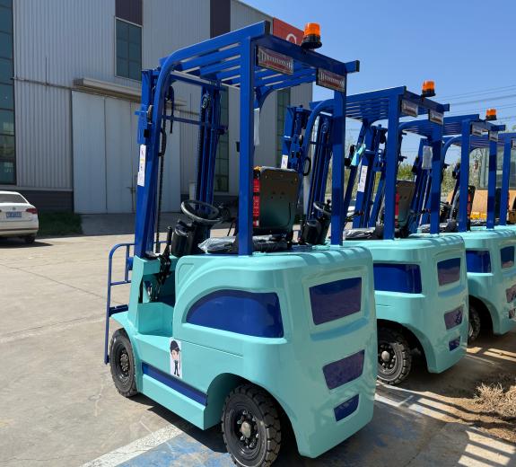 Gangchi 1.5 ton electric forklift on a warehouse floor ready for cold storage duty