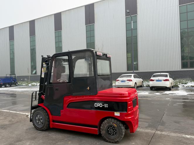 Gangchi 5 ton electric forklift with the mast raised to stacking height