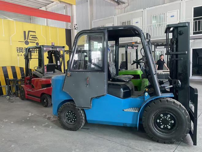 Gangchi 5 ton cast iron counterweight electric forklift with a lithium battery option